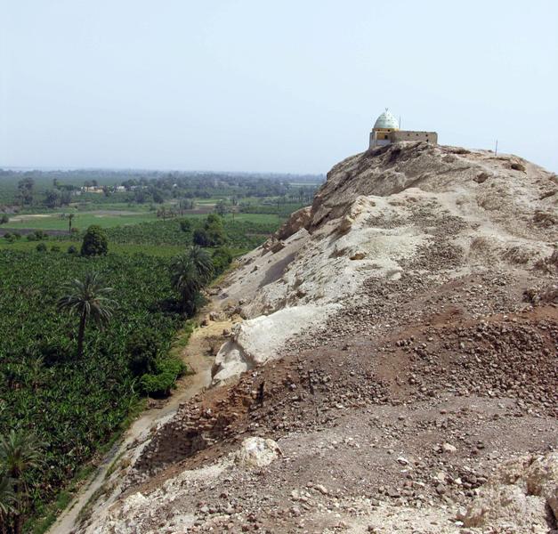 Widok na pozostałości po świątyni Hator na pierwszym planie, dalej mauzoleum szejka Musy.