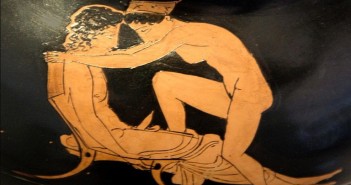 Młodzieniec i hetera. Styl czerwonofigurowy, ok 430 p.n.e. Źródło: Wikimedia Commons