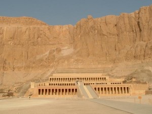 Świątynia Hatszepsut w Deir el-Bahari w Egipcie. Fot. Szymon Zdziebłowski