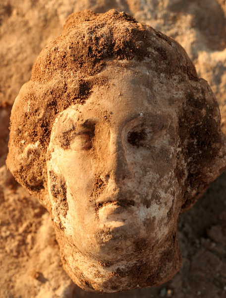 Marmurowa głowa znaleziona w cysternie domu Leukaktiosa © Miron Bogacki