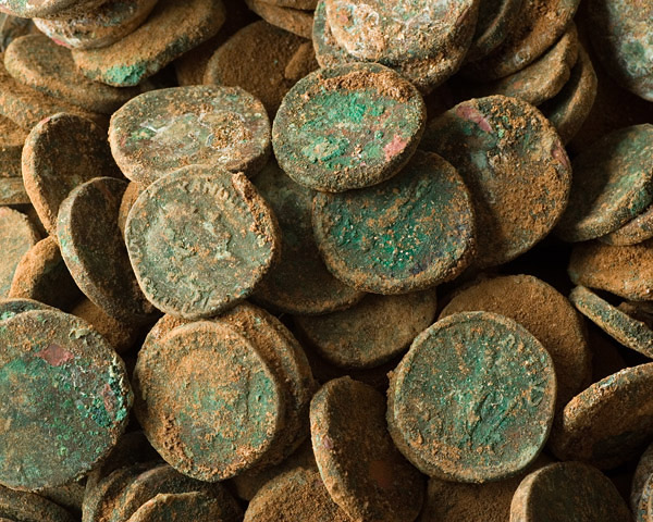 Skarb monet rzymskich znaleziony w 2006 roku © Miron Bogacki