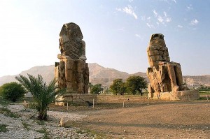 Kolosy Memnona, przy wjeździe na teren nekropolii Tebańskiej; zachodni brzeg Nilu w Luksorze, Egipt, autor Przemysław Idzikiewicz