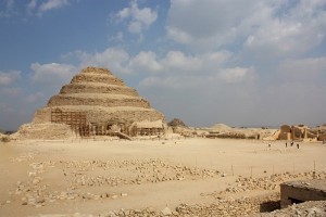 Piramida schodkowa w Sakkarze. autor Wknight94