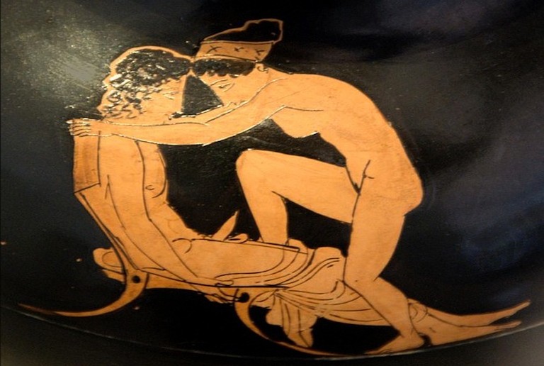 Młodzieniec i hetera. Styl czerwonofigurowy, ok 430 p.n.e. Źródło: Wikimedia Commons